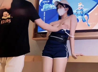 Người đẹp bán TV cùng chàng khách hàng may mắn