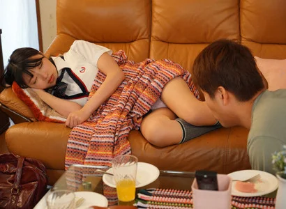 Gã đó đang nện em gái mới lớn của người yêu