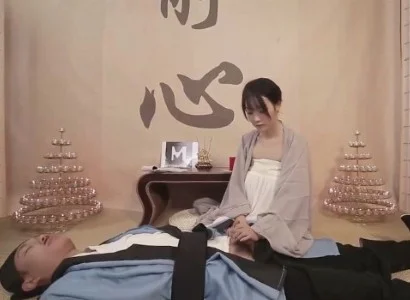 Nữ tu trẻ tìm đến vị đạo sĩ bị thương