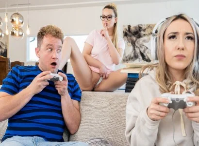 cô em ham chơi game đến mức bị bạn thân giành mất người yêu