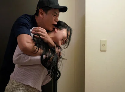 Nữ ca sĩ bị người hâm mộ giở trò đồi bại vì vẻ đẹp khiến mất hết lý trí