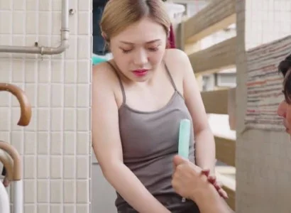 Cặp vợ chồng trẻ giúp vợ em làm mẹ