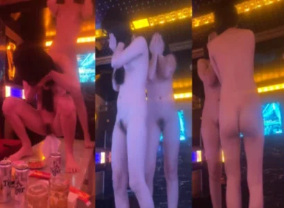 Cô bạn khiêu vũ thoát y đầy dâm dục trong phòng karaoke