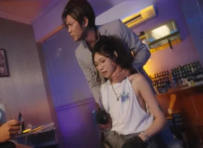 Cô chủ bị nện bởi tập thể